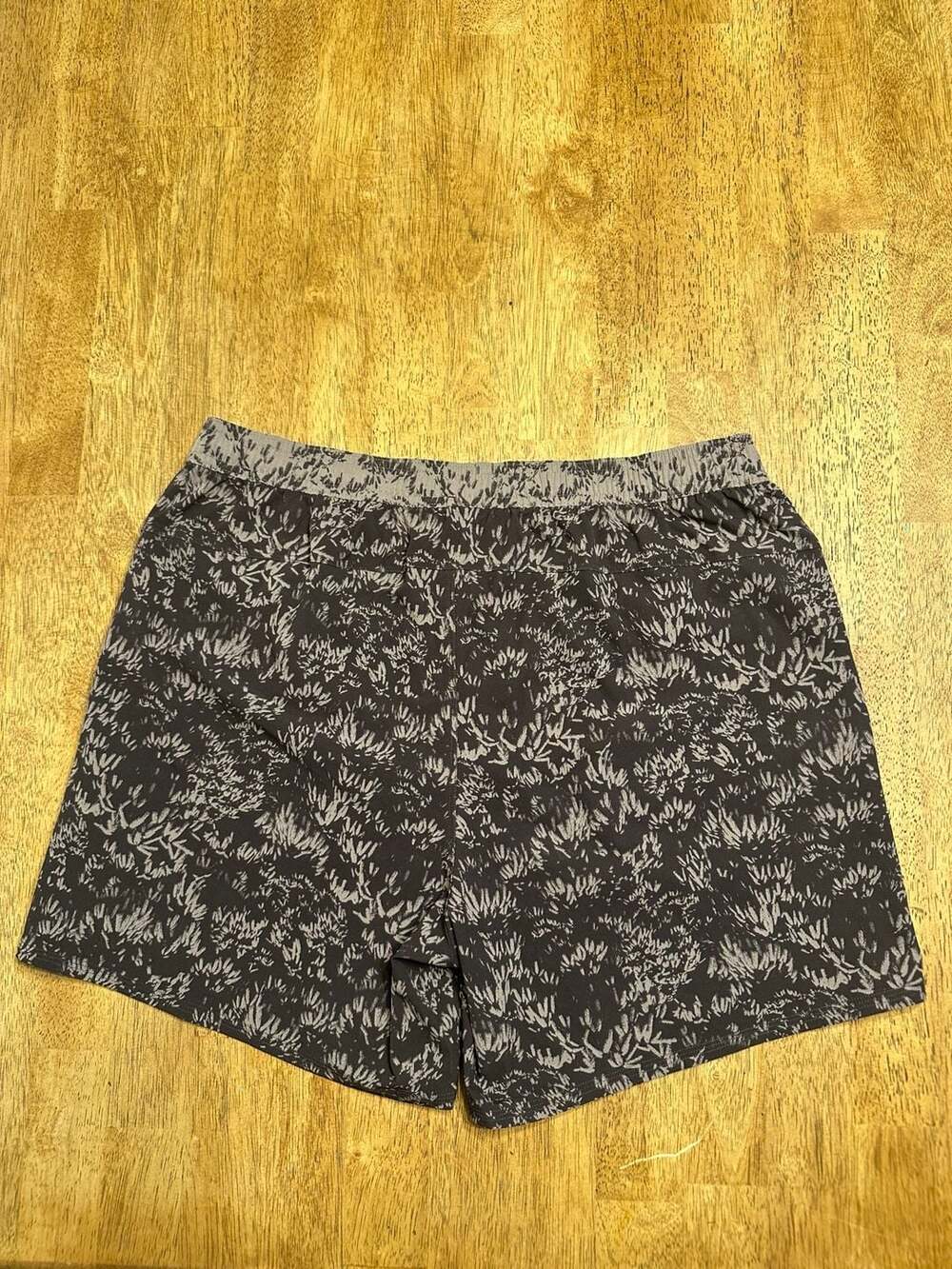 Vuori Men's Kore Short in Charcoal Brush Palm Print - Picture 4 of 15